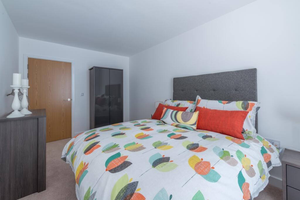 2 bed large corne...