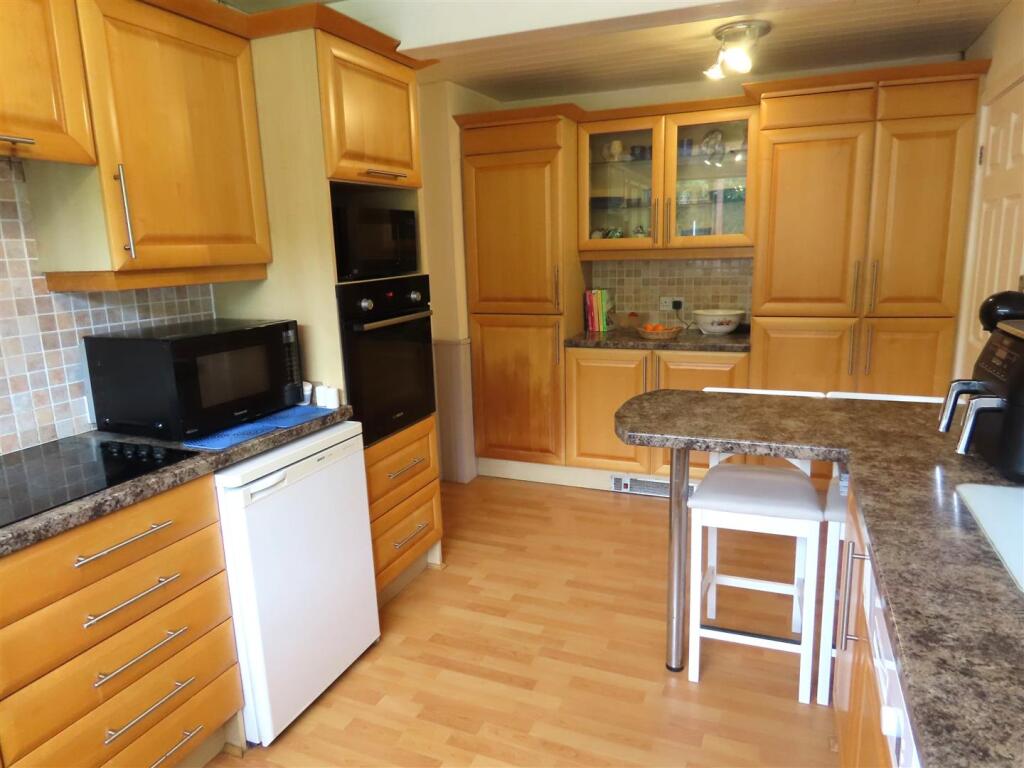 BREAKFASTING KITCHEN