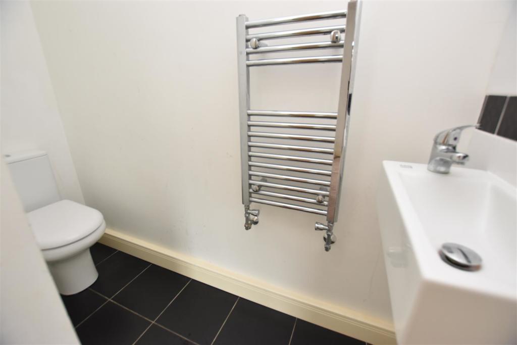 En Suite Cloakroom WC.JPG