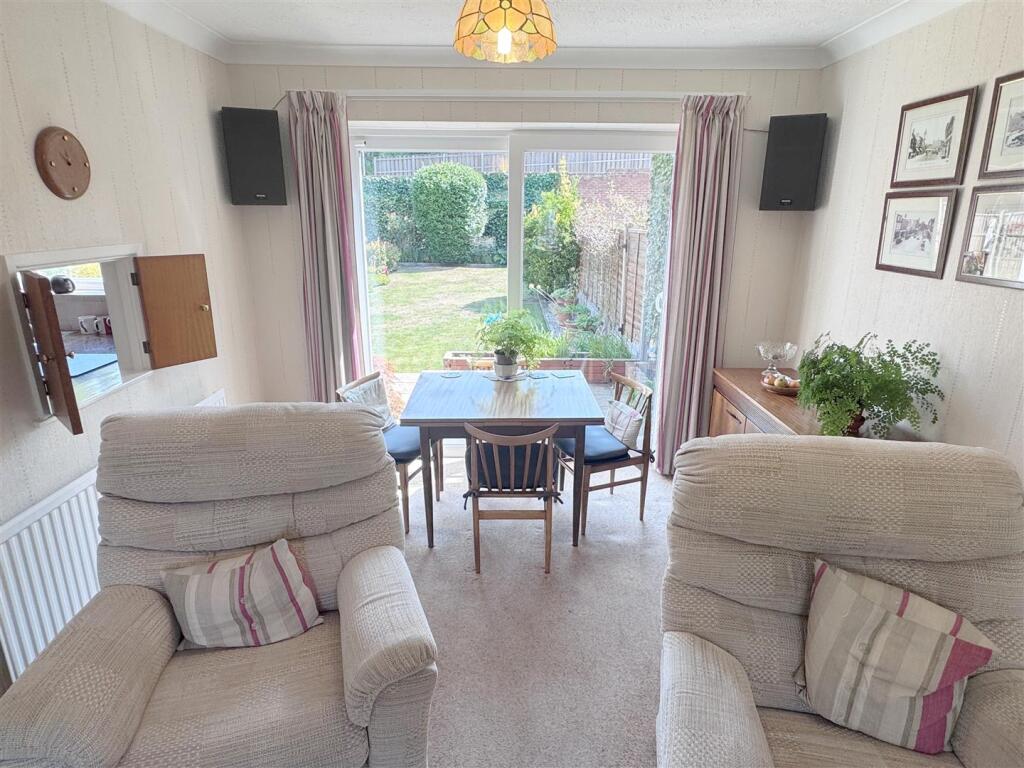 Dining Area 1.JPG