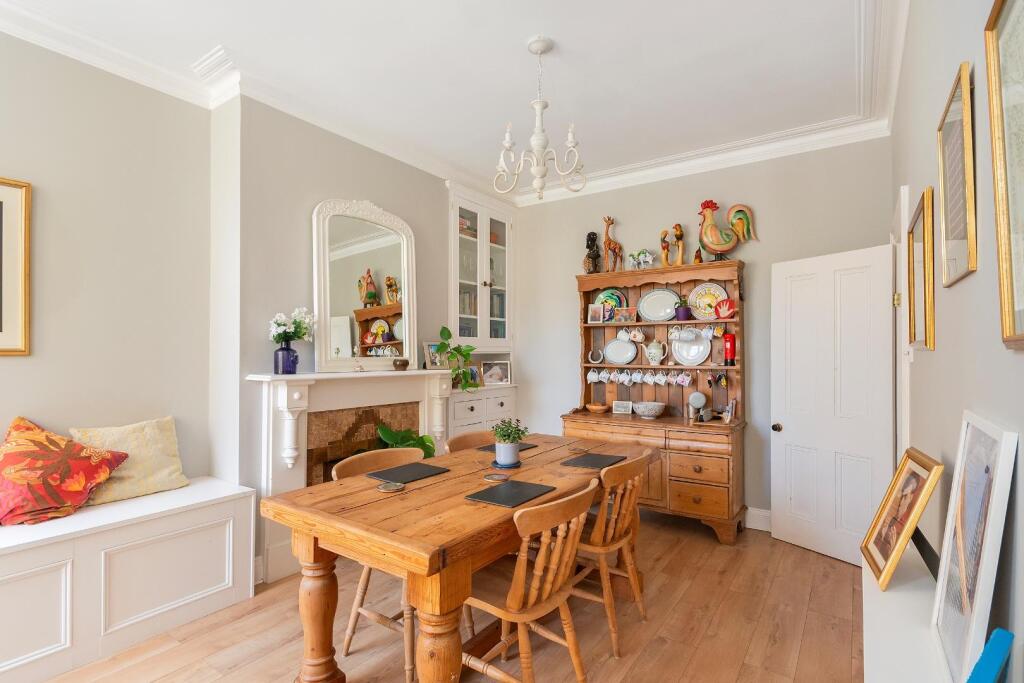 1B9RKE - Dining Room E.jpg