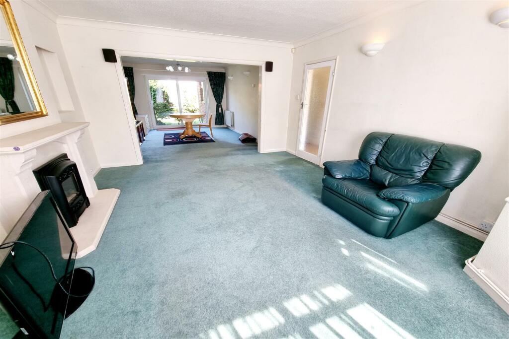 THROUGH LOUNGE: