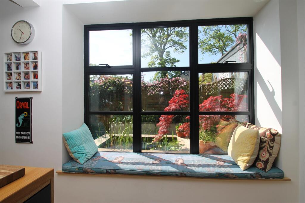 kitchen window seat.JPG