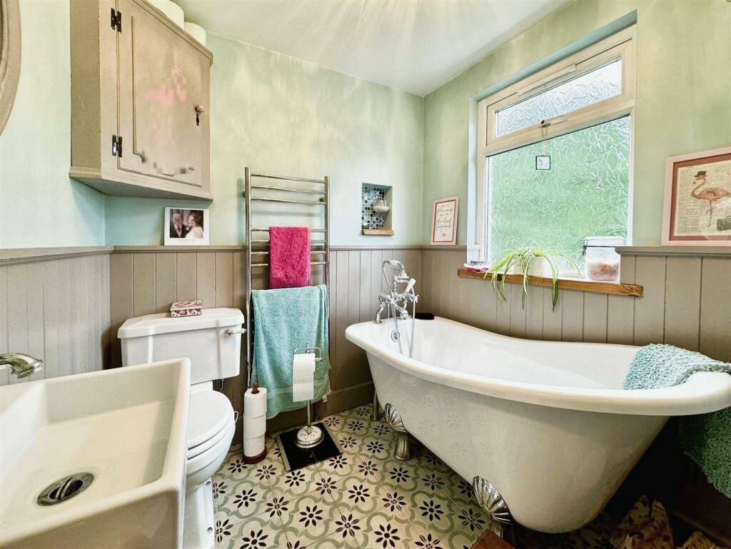 FAMILY BATHROOM