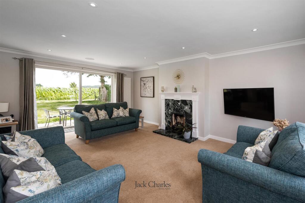 2 Chelsfield Close, TN11 0DW 005.jpg