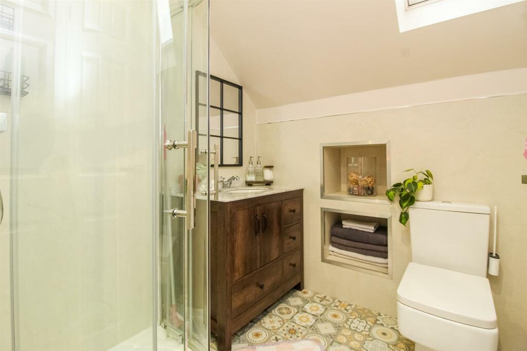 EN SUITE SHOWER ROOM/W.C.