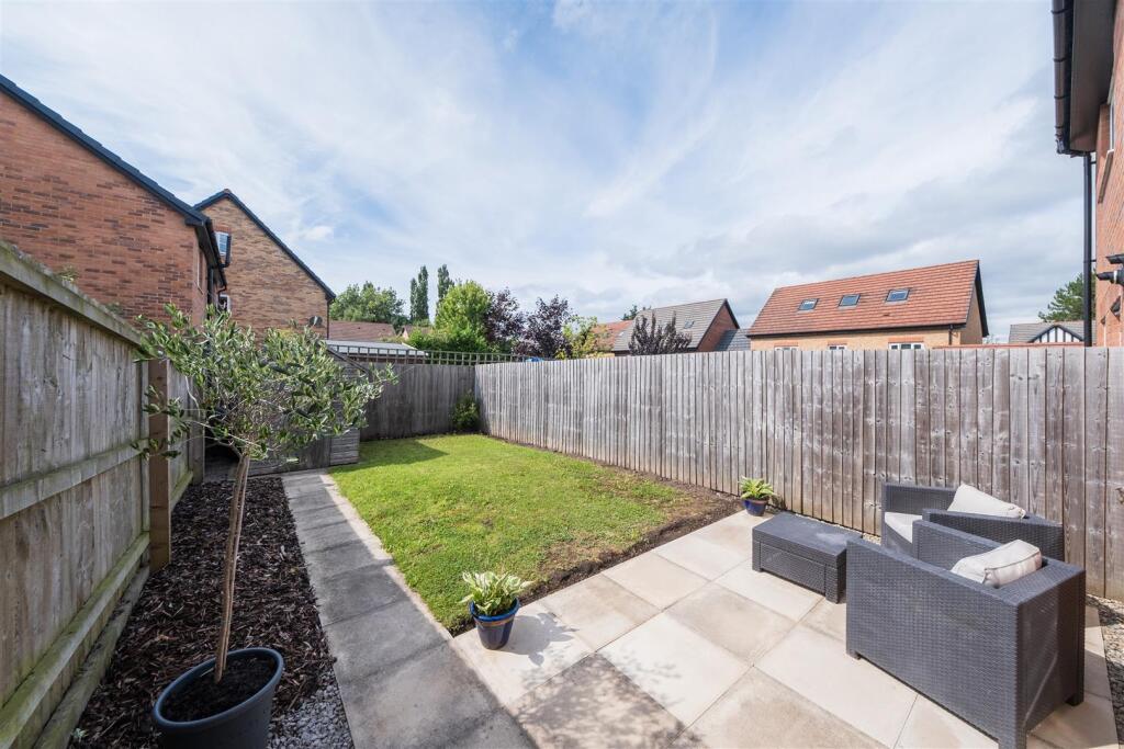 8 St James Court-021.jpg