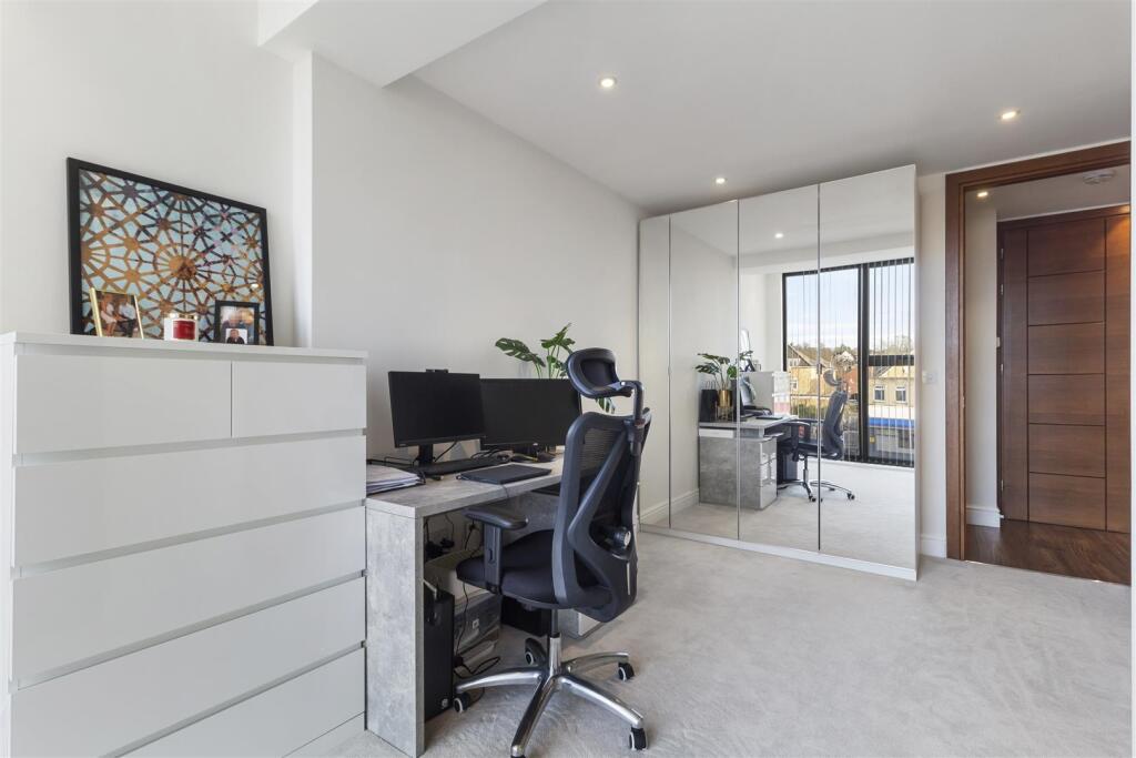 Charlotte Court EN4 8QZ-9.jpg