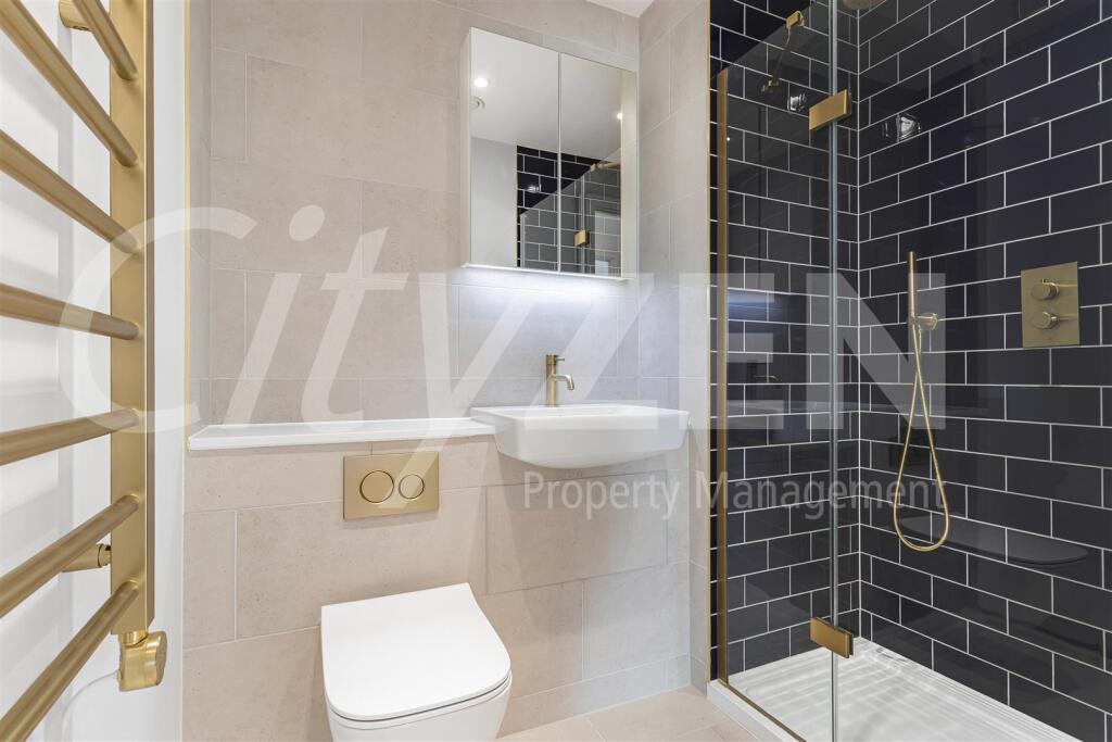 EN SUITE SHOWER ROOM