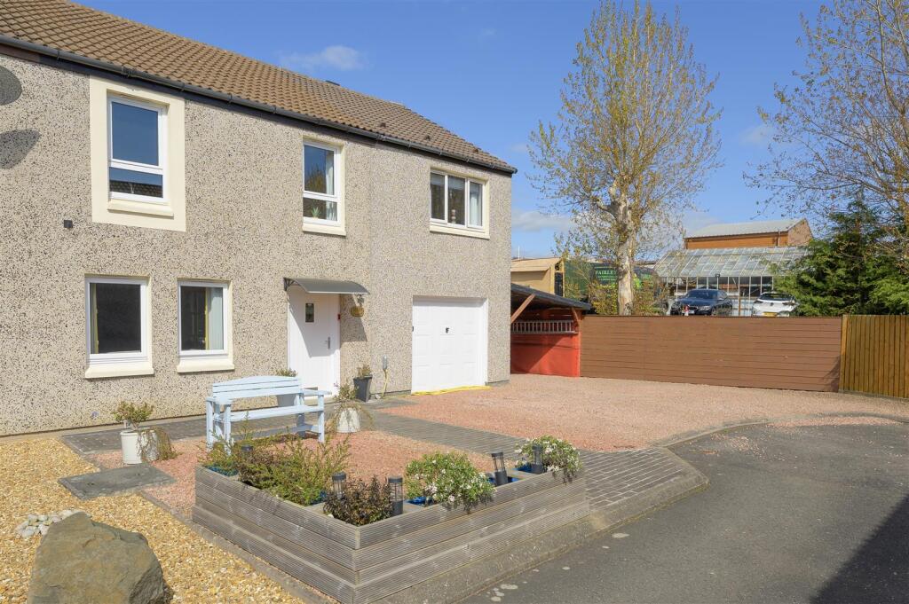 7 Fairley Court 002.jpg