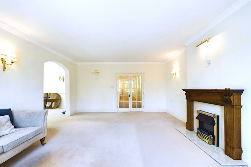 CAM01894G0-PR0085-STILL016-Photoroom (1).png