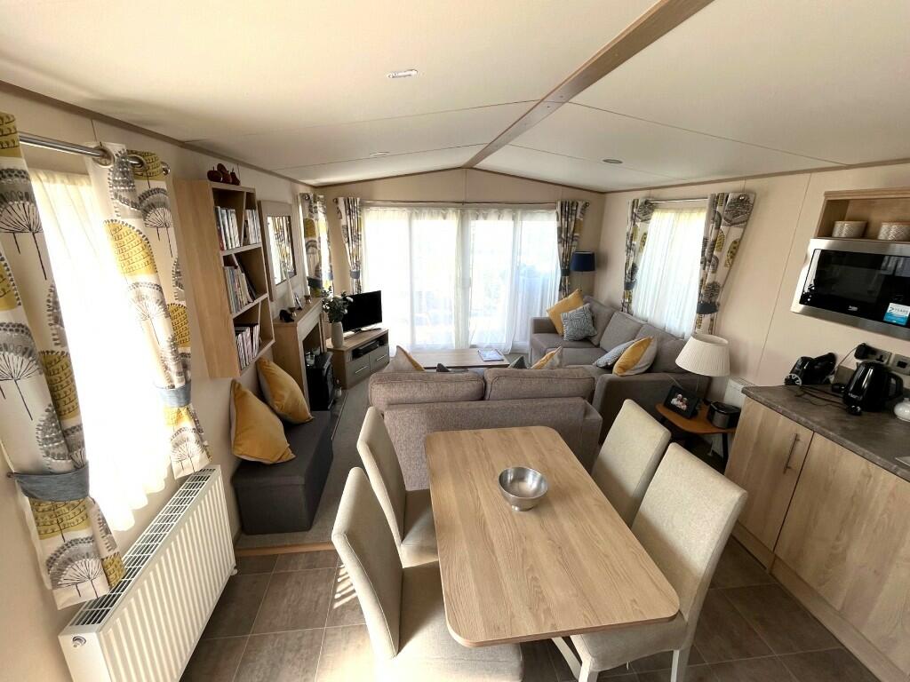 Dining and lounge