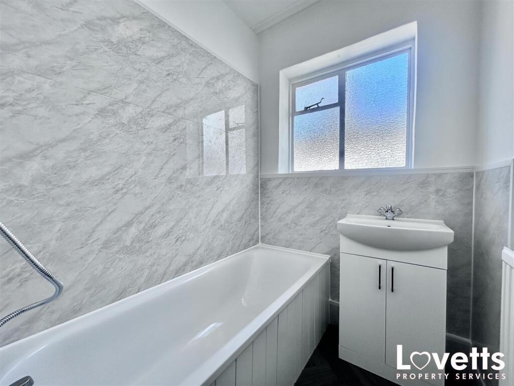 Hatfeid @nd Bathroom.jpg