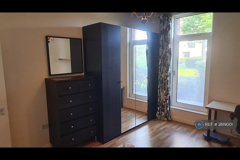 Master Bedroom - Photo 2