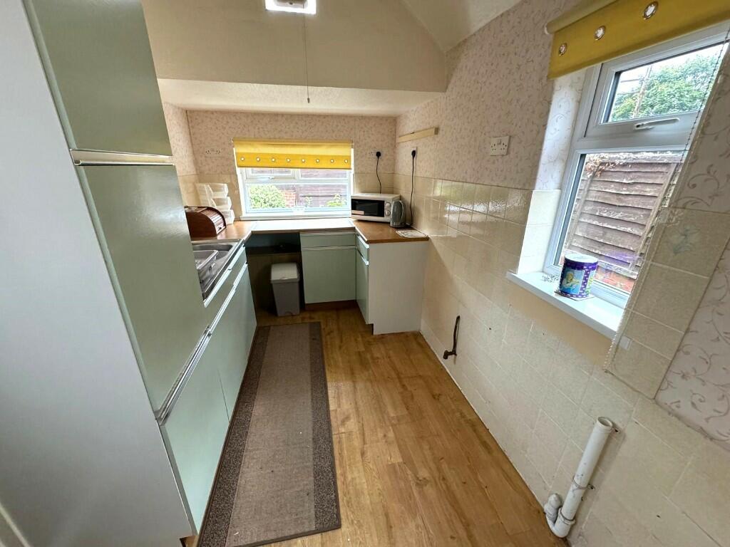 FITTED KITCHEN