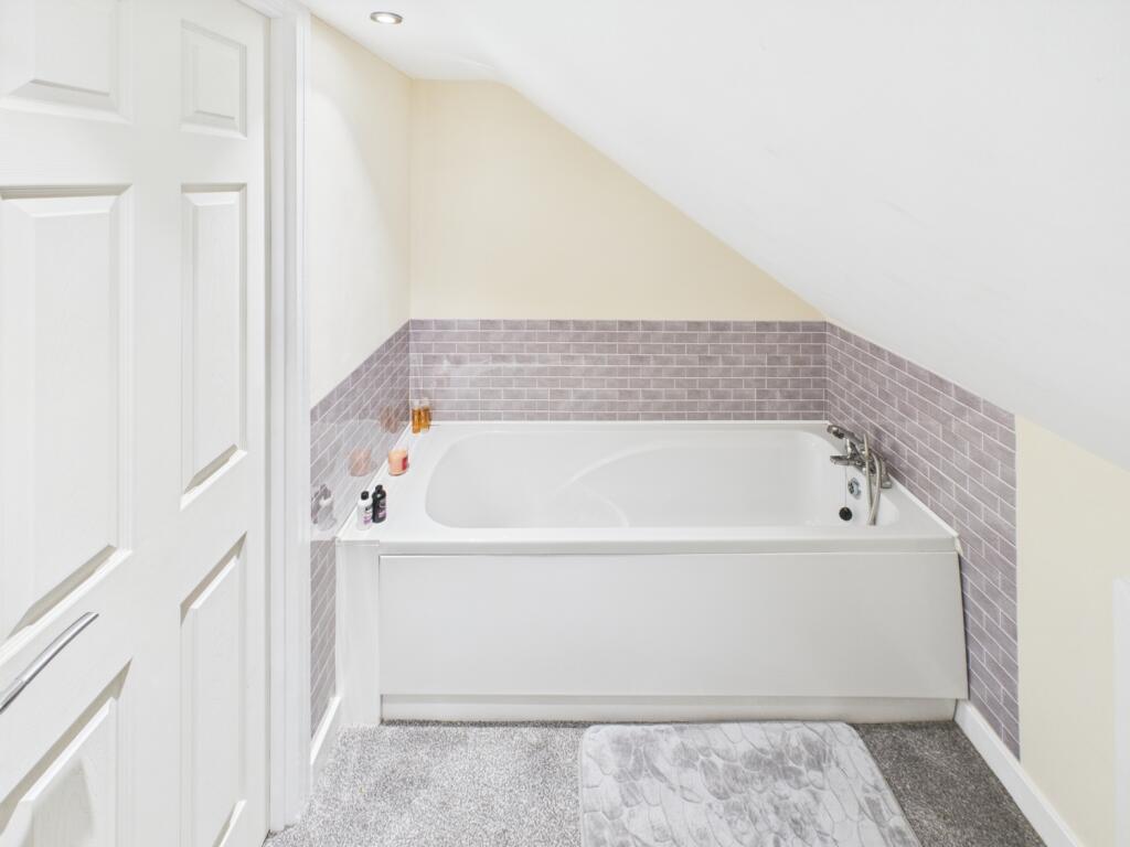 CAM04233G0-PR0019-STILL020