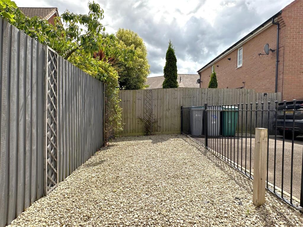 Low-Maintenance Graveled Courtyard 611