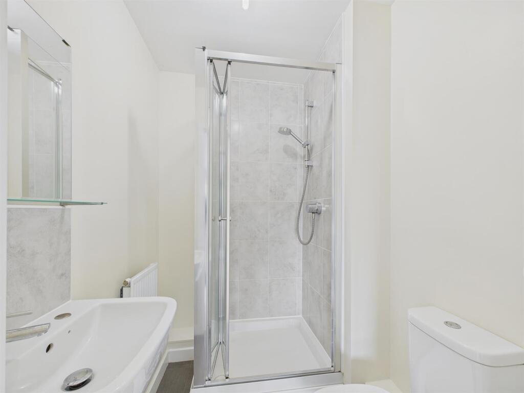 Ensuite shower room.jpg