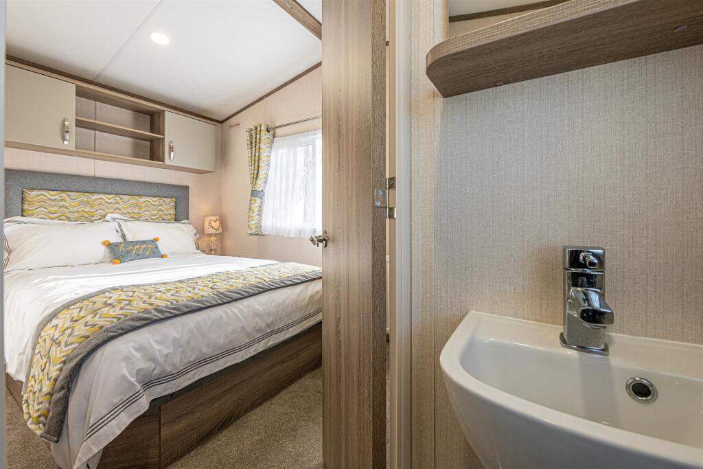 W27-ABERAFON-PARK-BEDROOM-1Fa.jpg