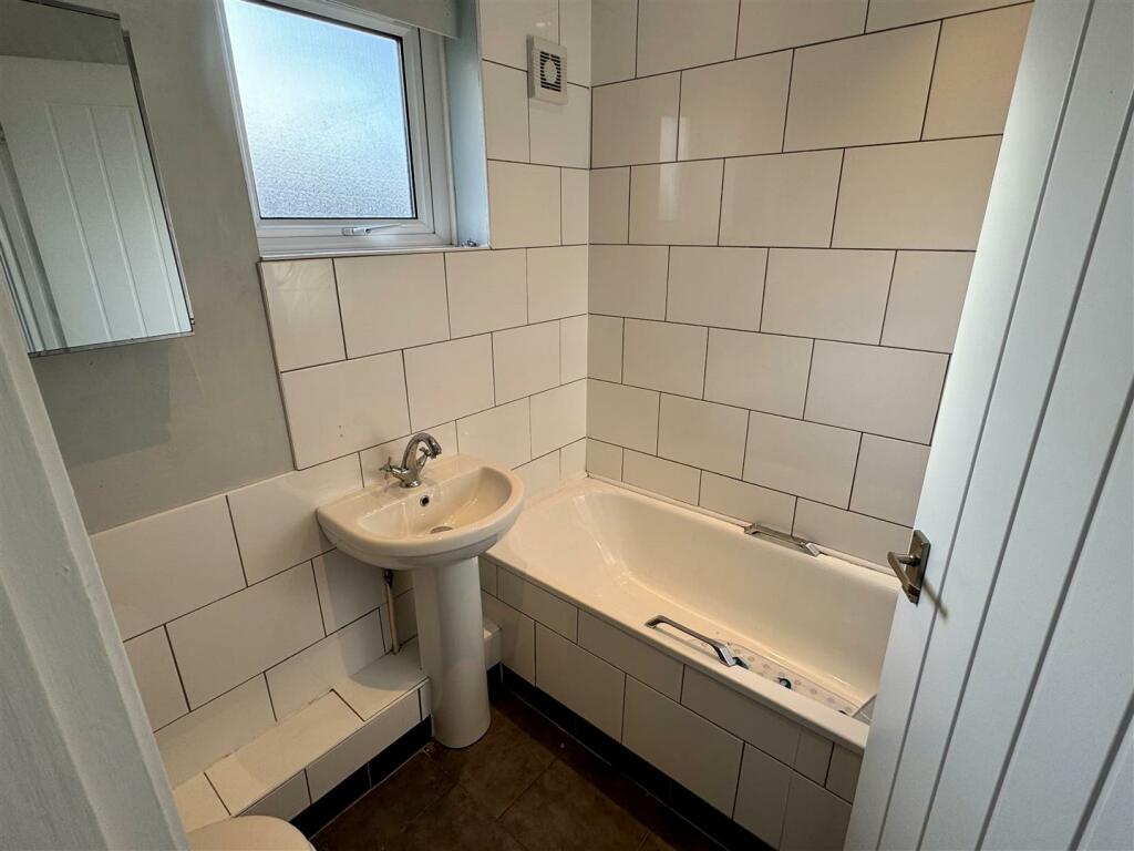 16 Calshot Close Bathroom