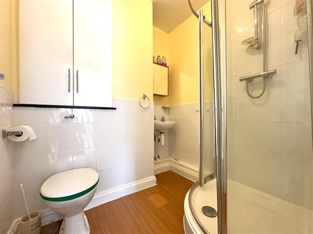 First Floor Shower Room 884