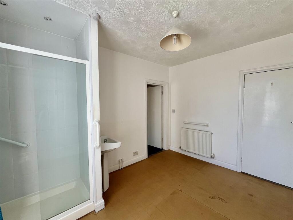 BEDROOM FIVE/OFFICE