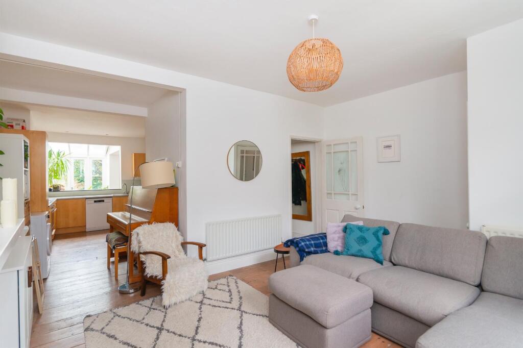 ECARRETTESREMOS5 - Living Room C.jpg