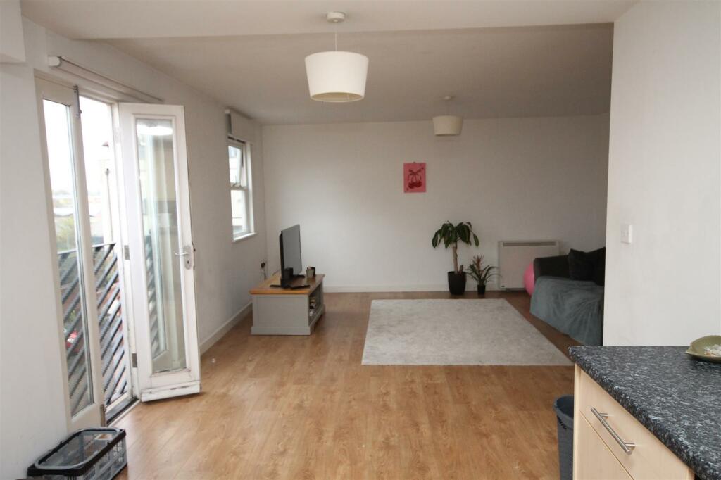 Lounge 3.JPG