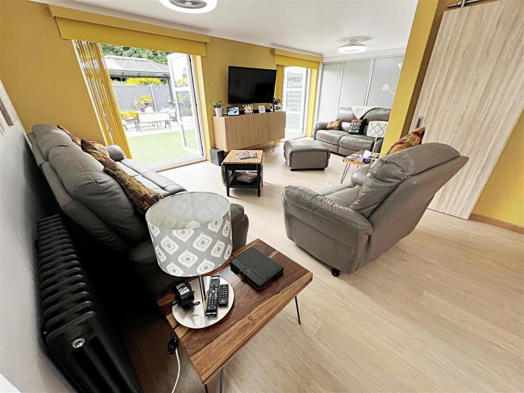 LOUNGE AREA