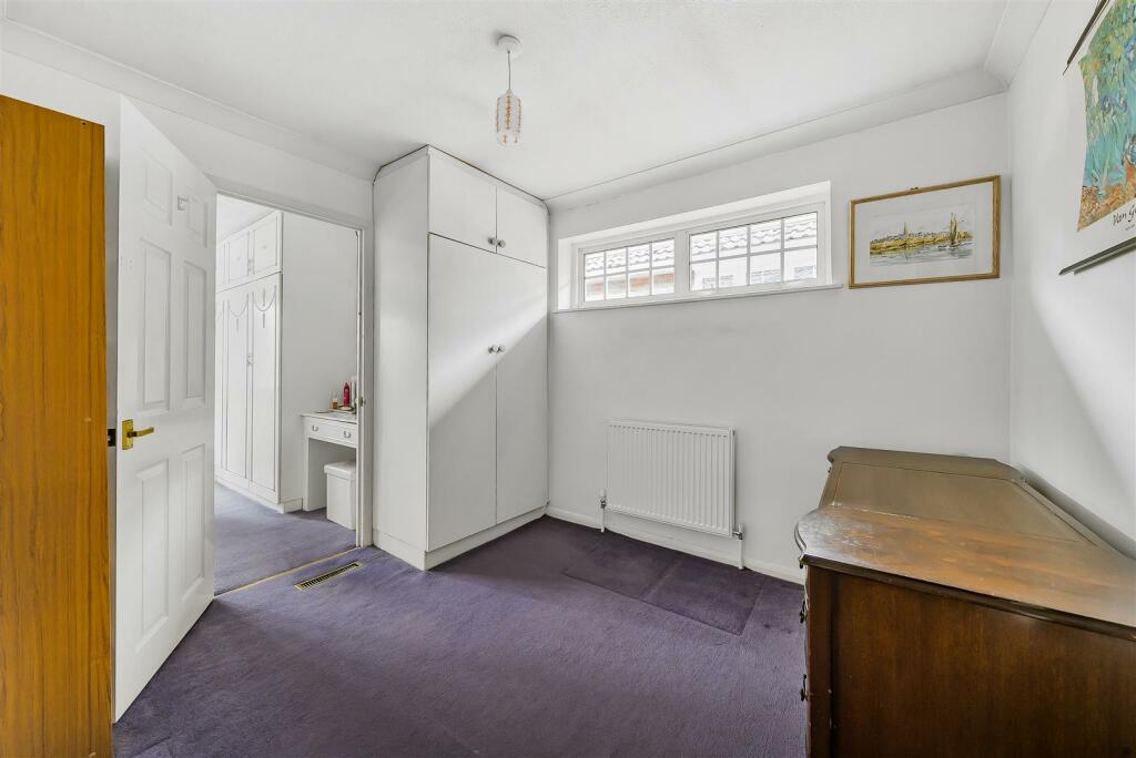 En Suite Dressing Room: