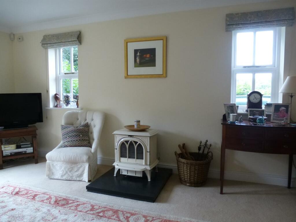 Hawthorn Cottage sitting rm 1.JPG