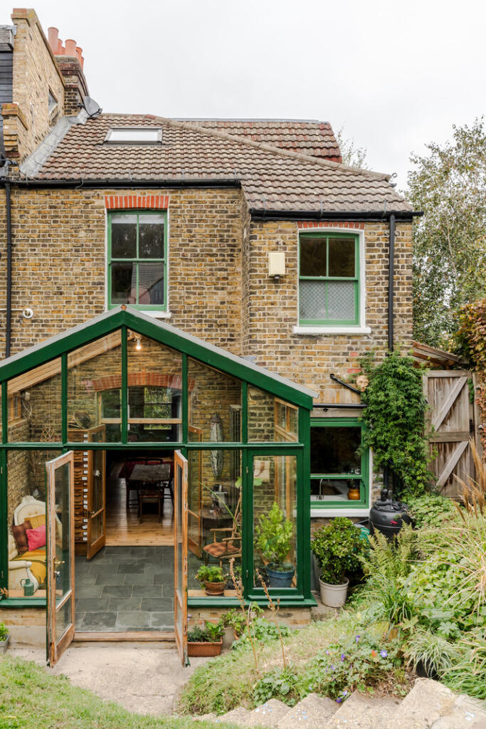 319090 - Crop_exterior.jpg