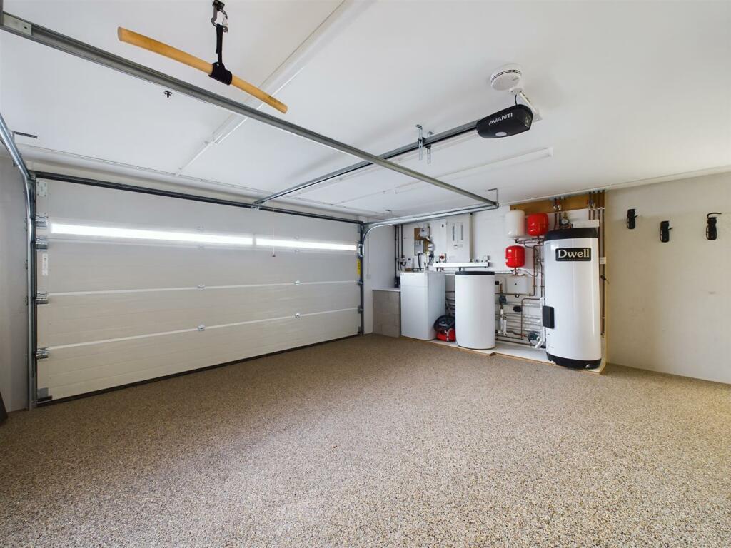 Double Garage &amp; Plant
