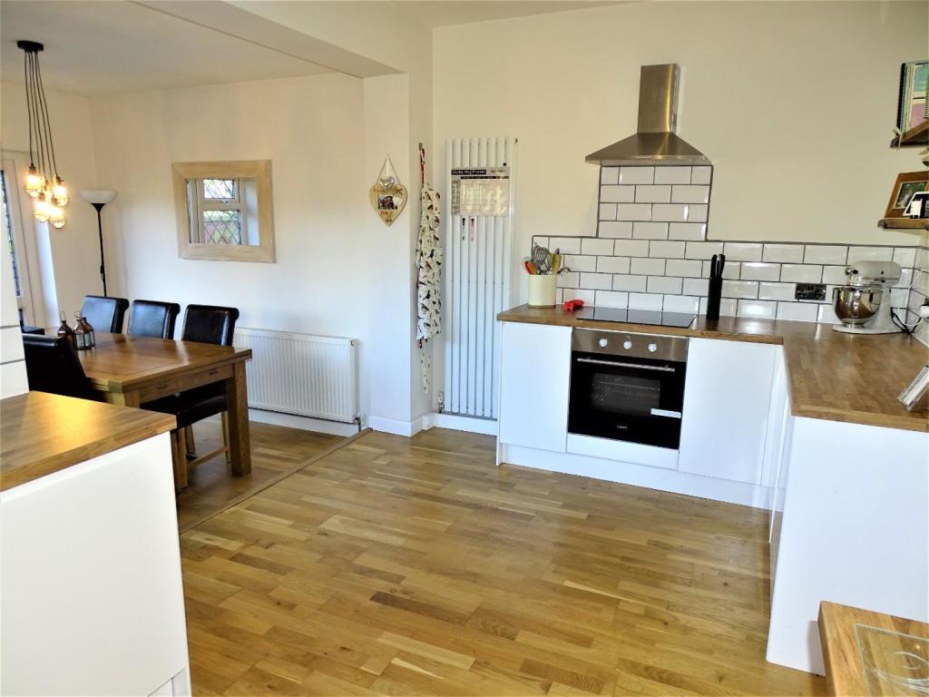 GOOD SIZE MODERN KITCHEN