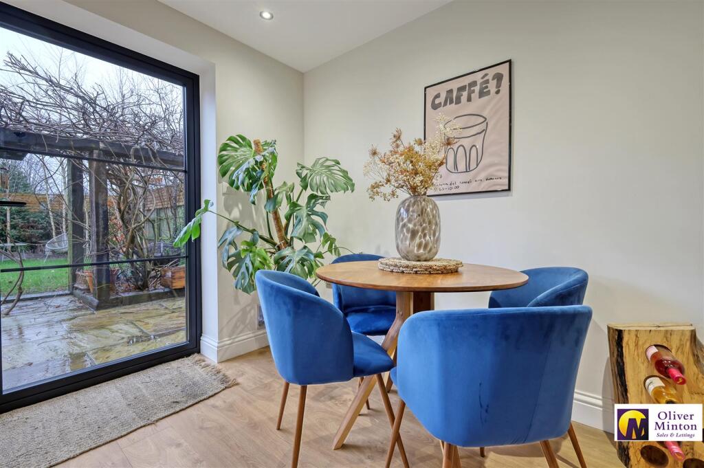 SUPERB KITCHEN / DINING ROOM