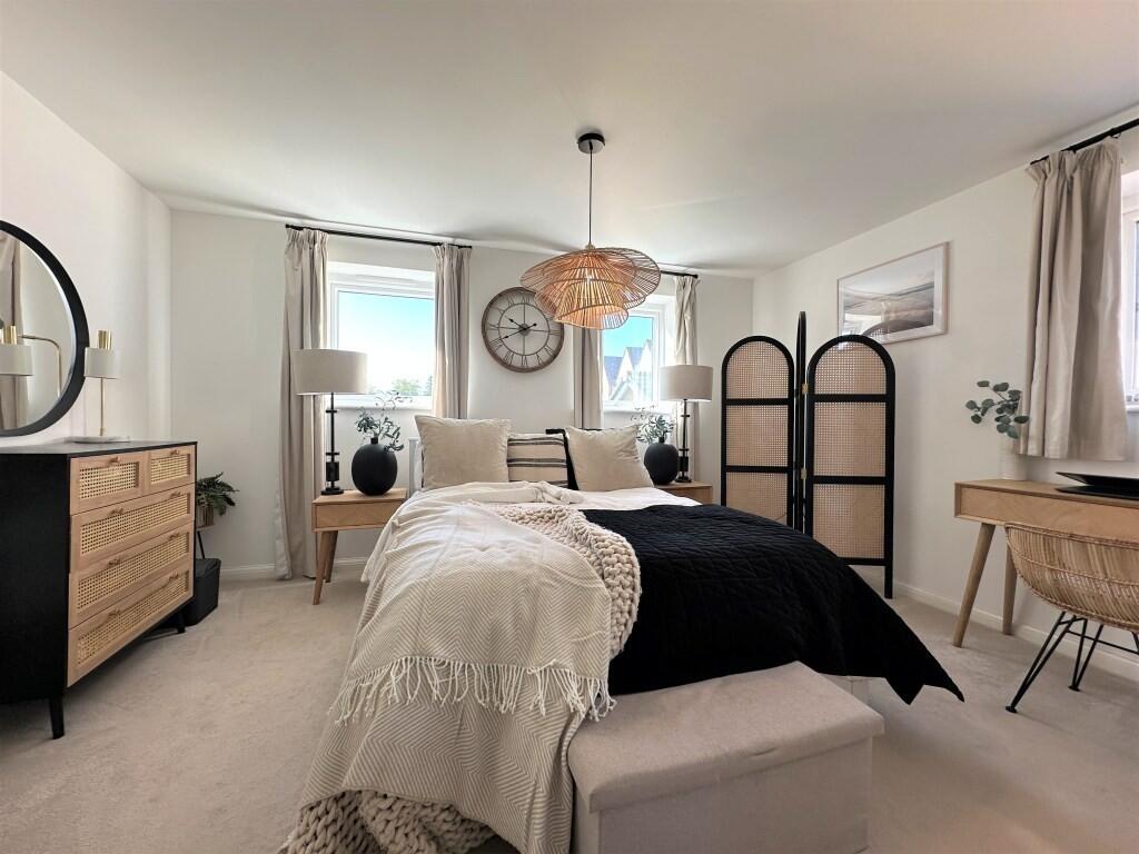 PRINCIPAL BEDROOM...