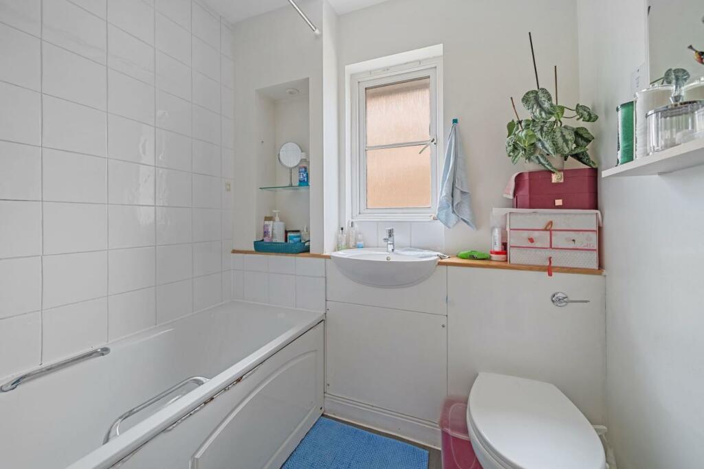 03-a19f81011 - NS - PropWorld - 2 Oaklands Court -