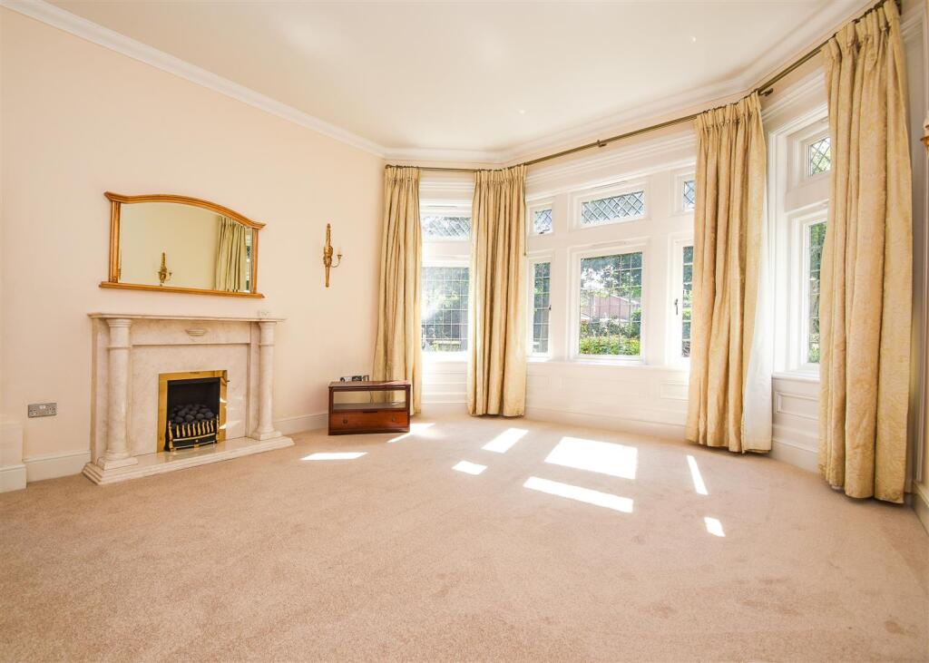 18c Southgate - Lounge.jpg