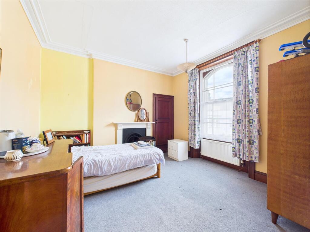 15 - LARGE HOUSE WITH ATTACHED 3- BED ANNEX THORNB