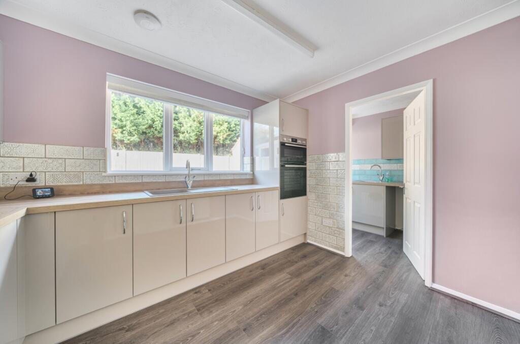 1372042-15-68f7a4a4dcfbc