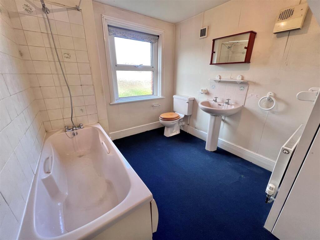 Bathroom 1.jpg