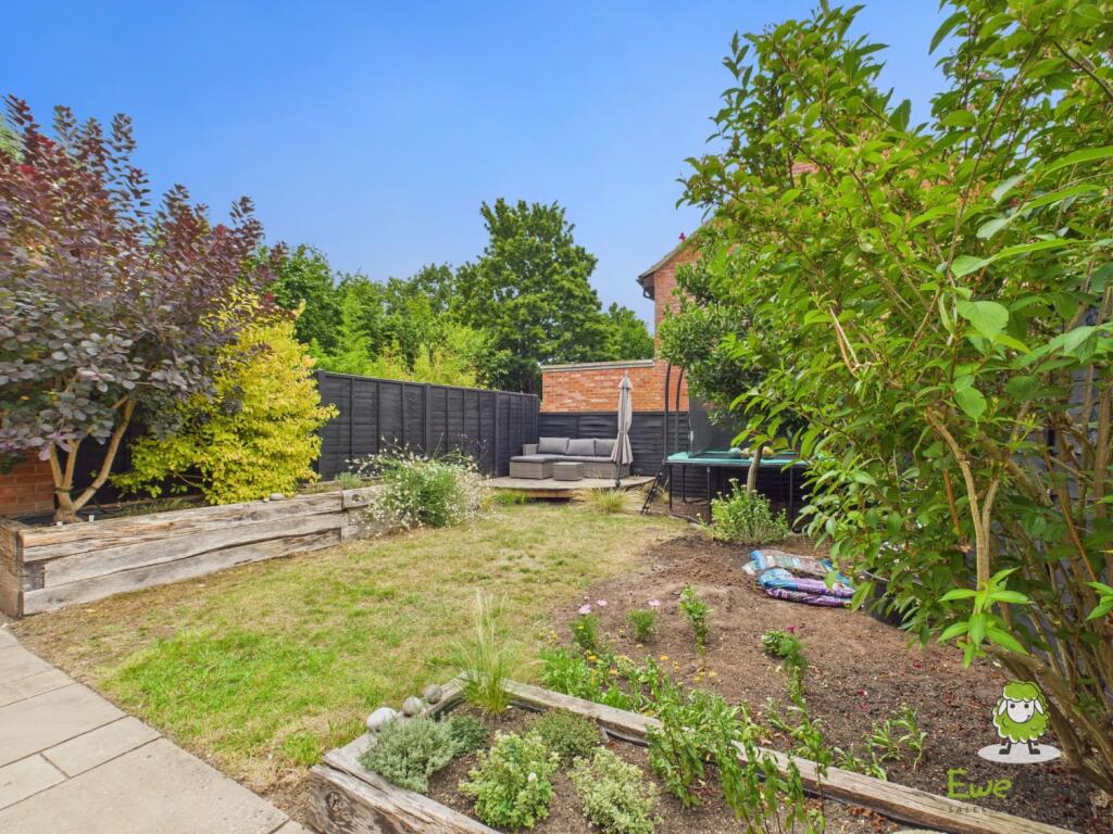 EweMove Estate Agents Basingstoke - 2 Cowslip Bank