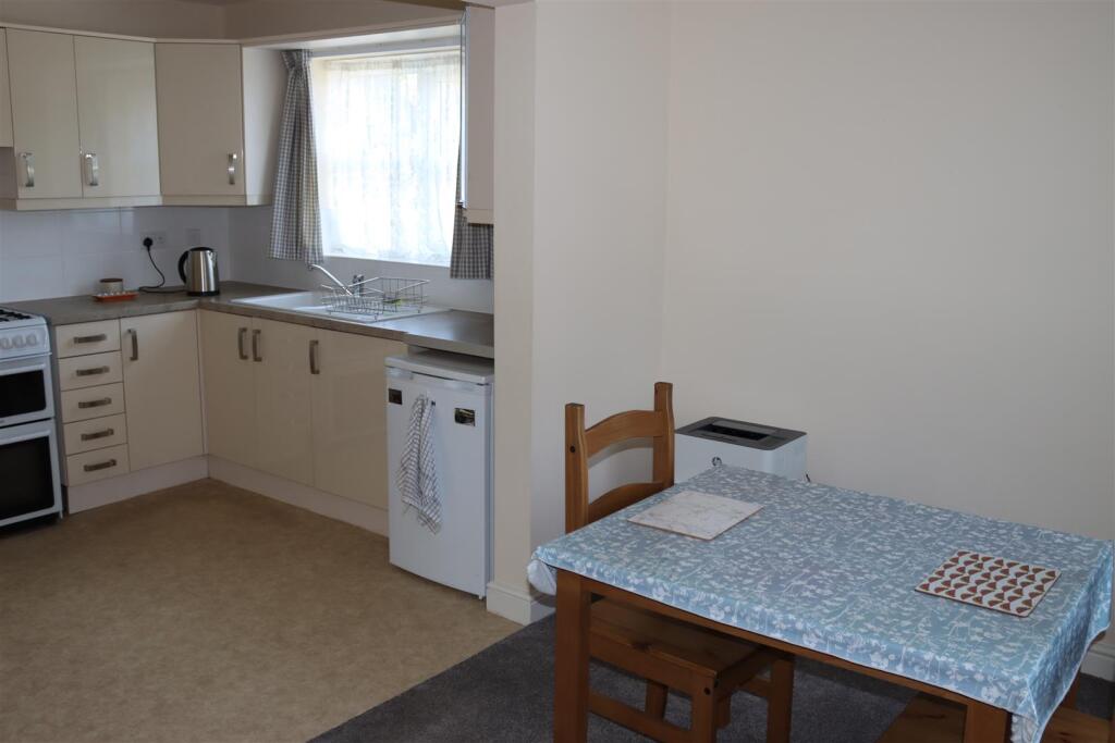 MODERN FITTED DINING KITCHEN
