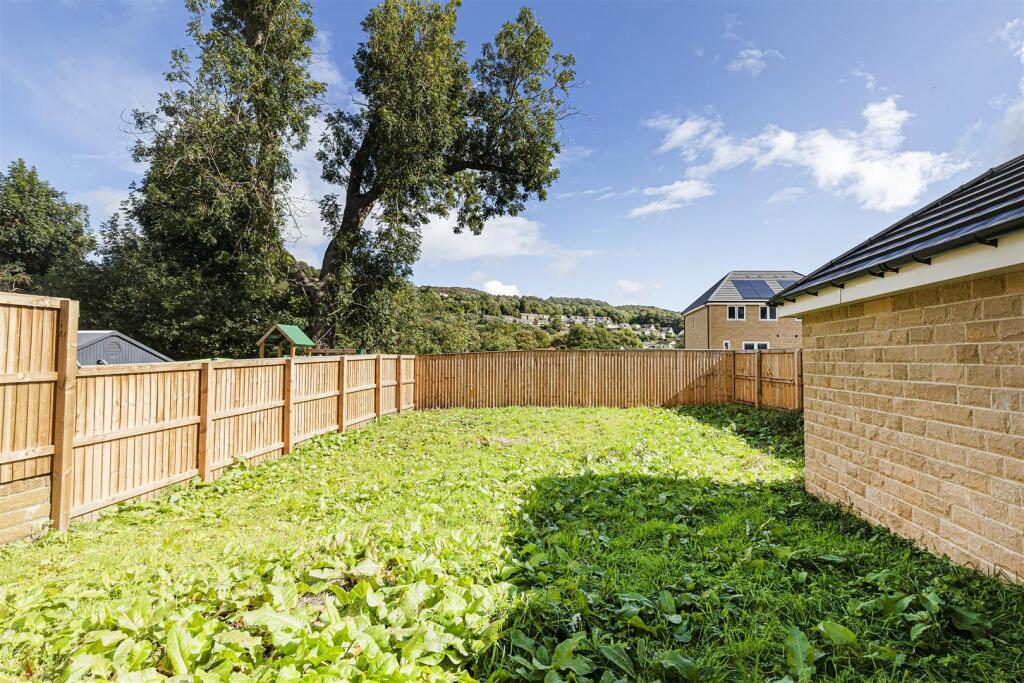 Bramleys Estate Agents - Holly Way - Honley (32).j