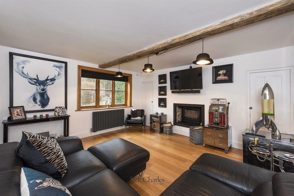 Little Bewl Farmhouse, TN3 8JL 004.jpg