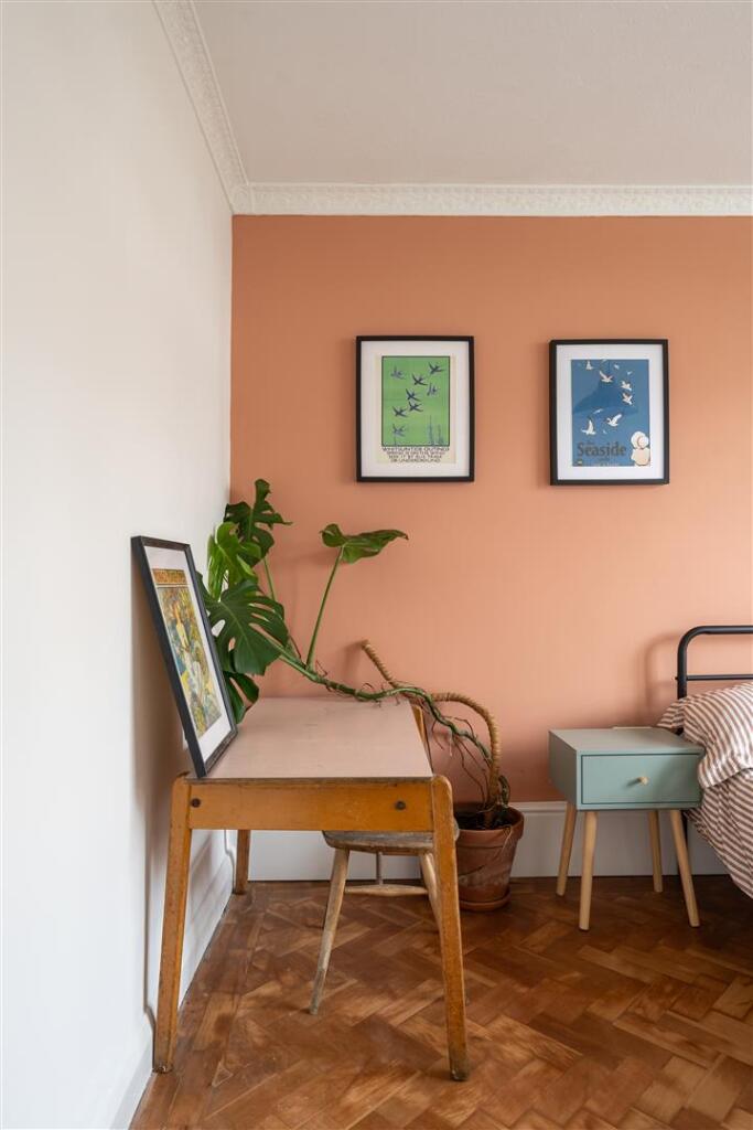 Onslow Gardens, E18