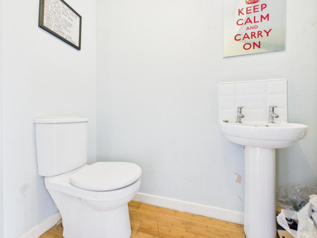 CAM03729G0-PR0104-STILL010