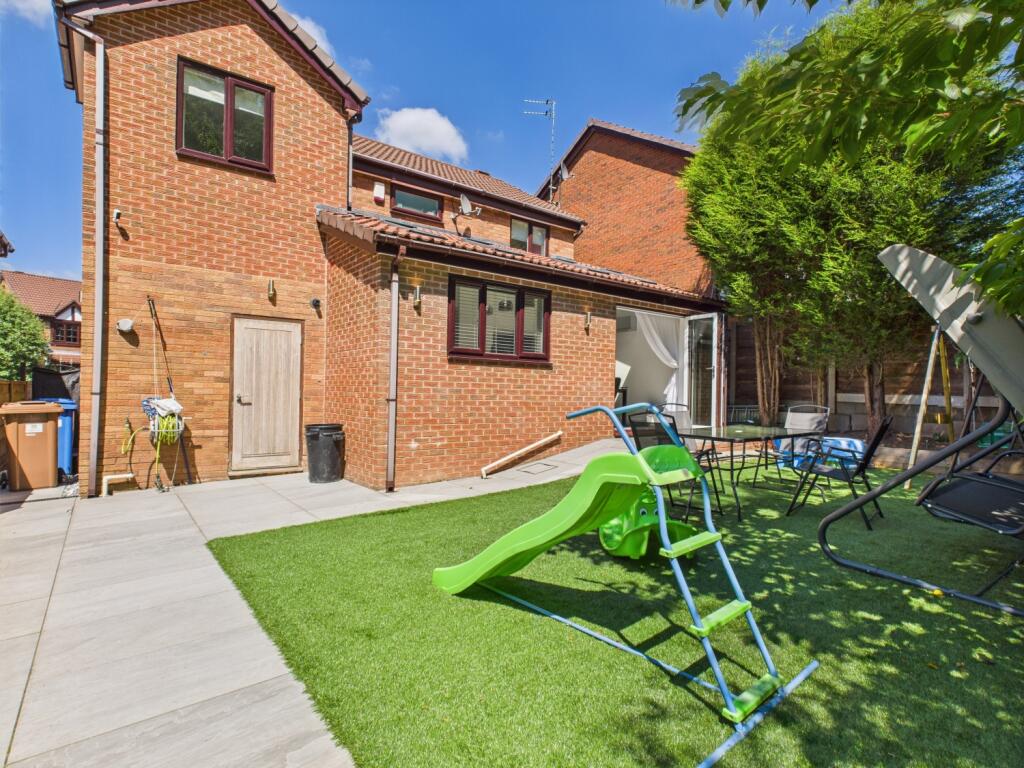 CAM03729G0-PR0090-STILL042