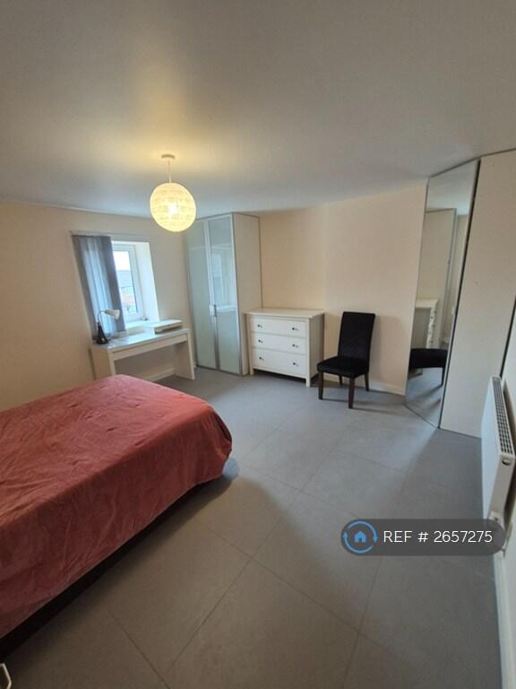 Room 2 Available £585 Pcm
