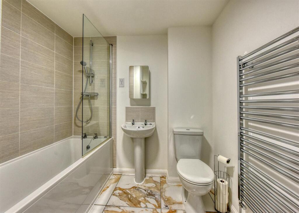 27 Gittins Park-Cloakroom.jpg